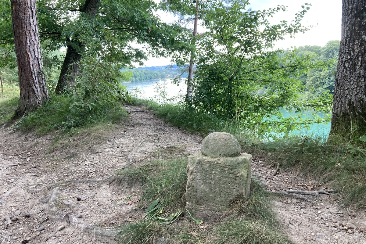 Der «Pfaffenkopfstein» liegt an der idyllischen Route 2 (siehe unten). Der «Pfaffenkopfstein» liegt an der idyllischen Route 2 (siehe unten).
