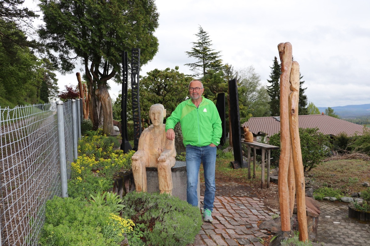 Vor gut zehn Jahren machte Ruedi Karrer einen Holzschnitt-Kurs. Mittlerweile stehen unzählige Skulpturen in seinem Garten in Uhwiesen.