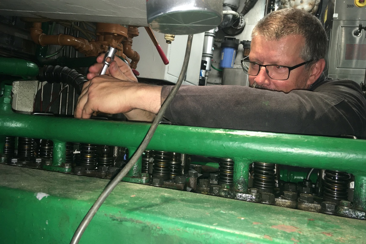 Fredy Oertel in seinem Element am Motor der «Amphitrite».