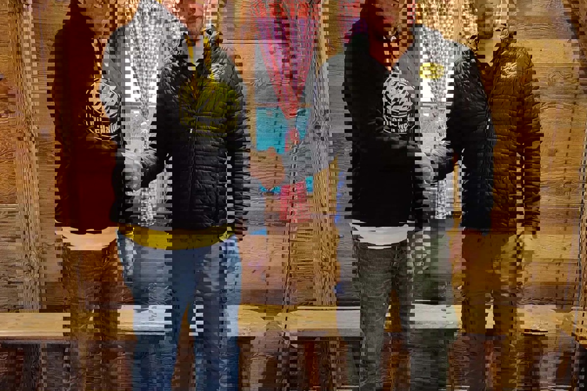 Vereinspräsident Daniel Gredig (rechts) begrüsst den bereits passend ausgerüsteten Daniel Ruch an der Generalversammlung offiziell als neuen Trainer des EHC Wilen-Neunforn. Vereinspräsident Daniel Gredig (rechts) begrüsst den bereits passend ausgerüsteten Daniel Ruch an der Generalversammlung offiziell als neuen Trainer des EHC Wilen-Neunforn.