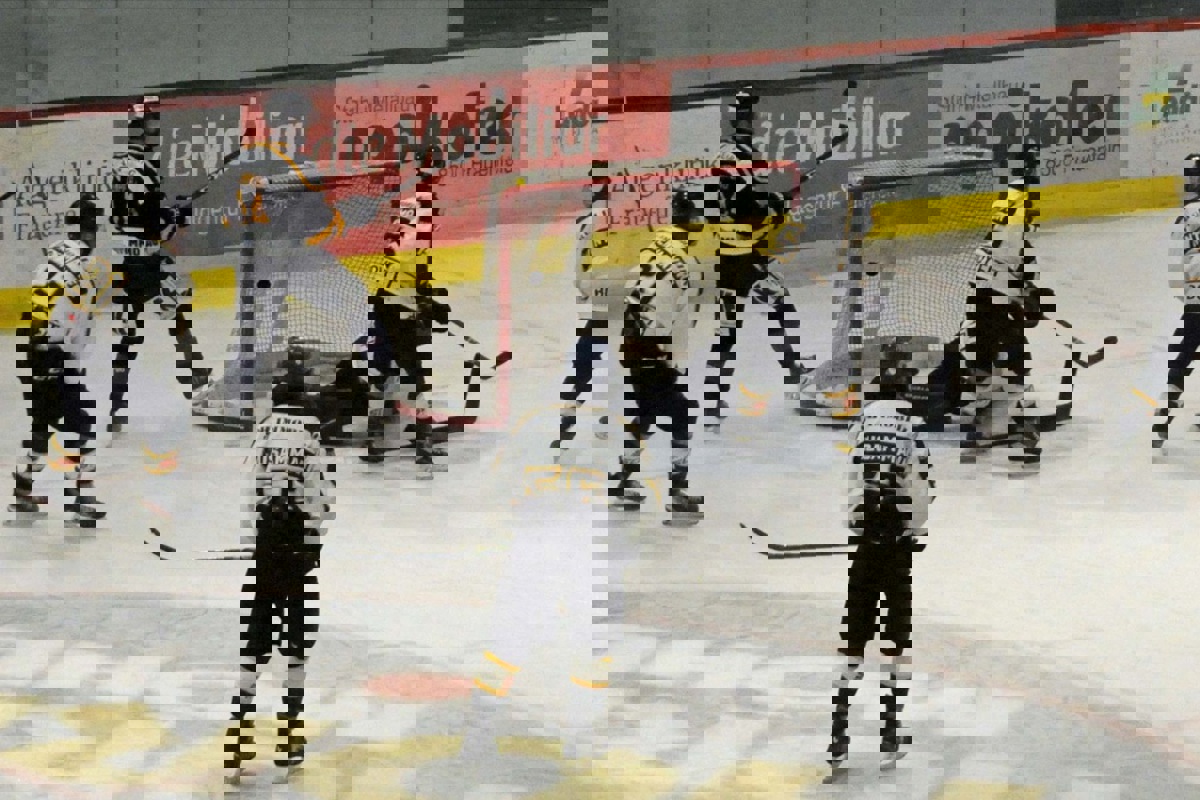 Lucas Kleinschmidt (ganz rechts) trifft im zweiten Drittel zur 3:1-Führung für Wilen-Neunforn. 