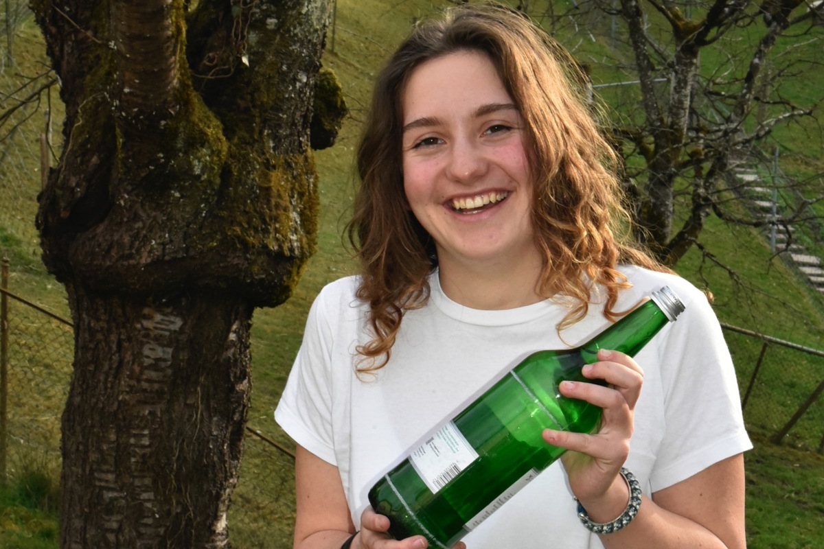 Fiona Schwalt empfiehlt, Getränke aus Glas- statt aus Petflaschen zu trinken – der eigenen Gesundheit zuliebe.