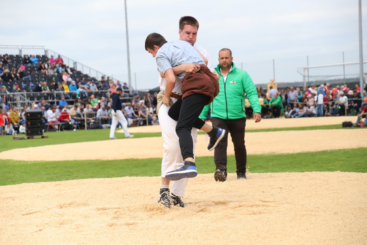 Patrick Bürgler (in Weiss) bestritt sein erstes Schwingfest nach einer Verletzung. Patrick Bürgler (in Weiss) bestritt sein erstes Schwingfest nach einer Verletzung.