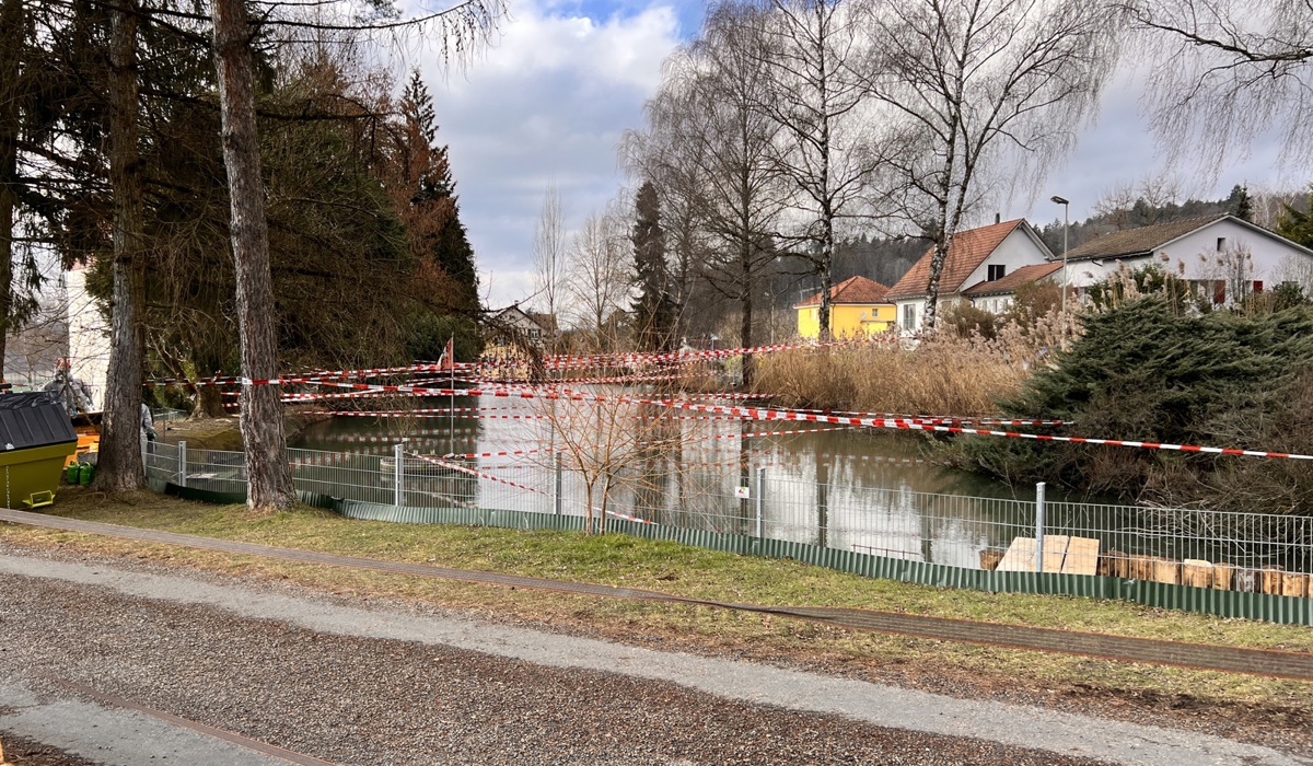 der-weg-entlang-des-weihers-ist-gesperrt-die-wasserfla-che-mit-ba-ndern-u-berspannt5.jpg der-weg-entlang-des-weihers-ist-gesperrt-die-wasserfla-che-mit-ba-ndern-u-berspannt5.jpg