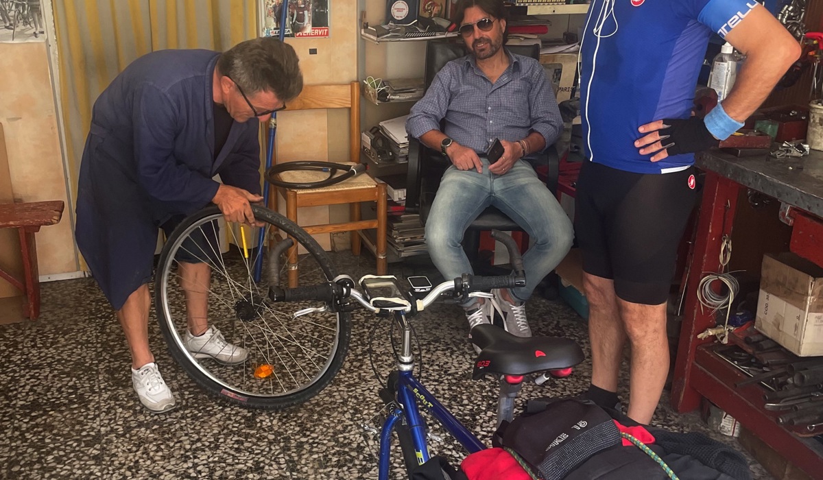 12-reparatur-in-einer-velowerkstatt-defekt-reifen-in-altamura10.jpg 12-reparatur-in-einer-velowerkstatt-defekt-reifen-in-altamura10.jpg