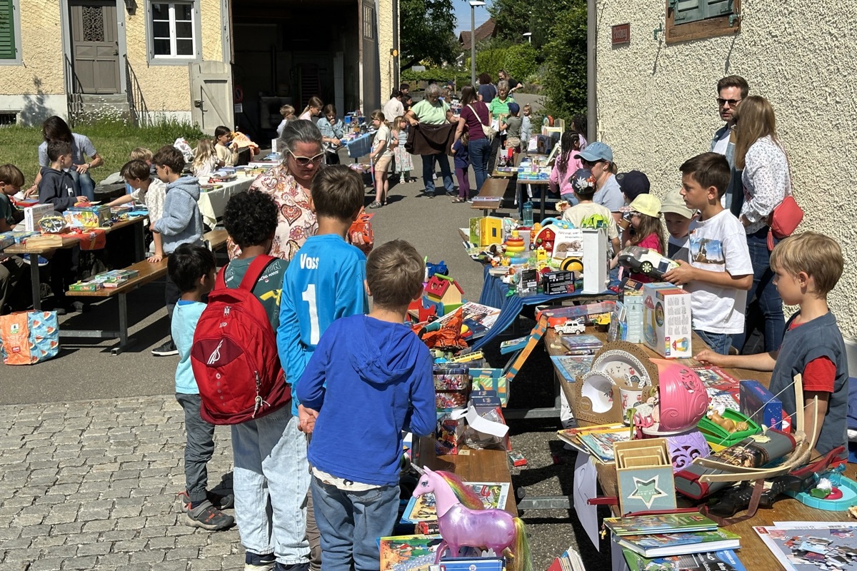 So manche der Spielsachen waren vermutlich schon bei mehreren Familien des Dorfs zu Gast – der Kinderflohmarkt ermöglicht altersgerechtes Austauschen.