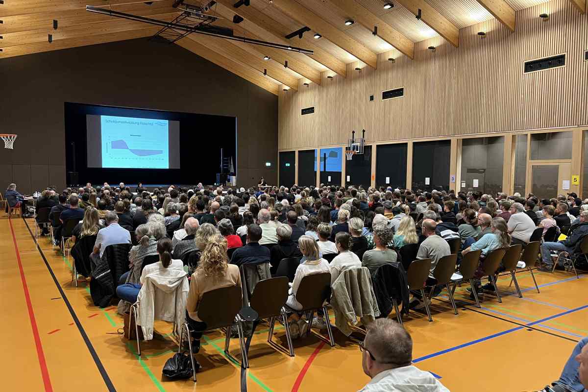 Mitte September entschied die Gemeindeversammlung der Schule Flaachtal, sich bei der Schulraumplanung auf drei Standorte zu konzentrieren. Kindergarten bis 2. Klasse in Dorf, 3. bis 6. Klasse in Buch am Irchel und Sek in Flaach.