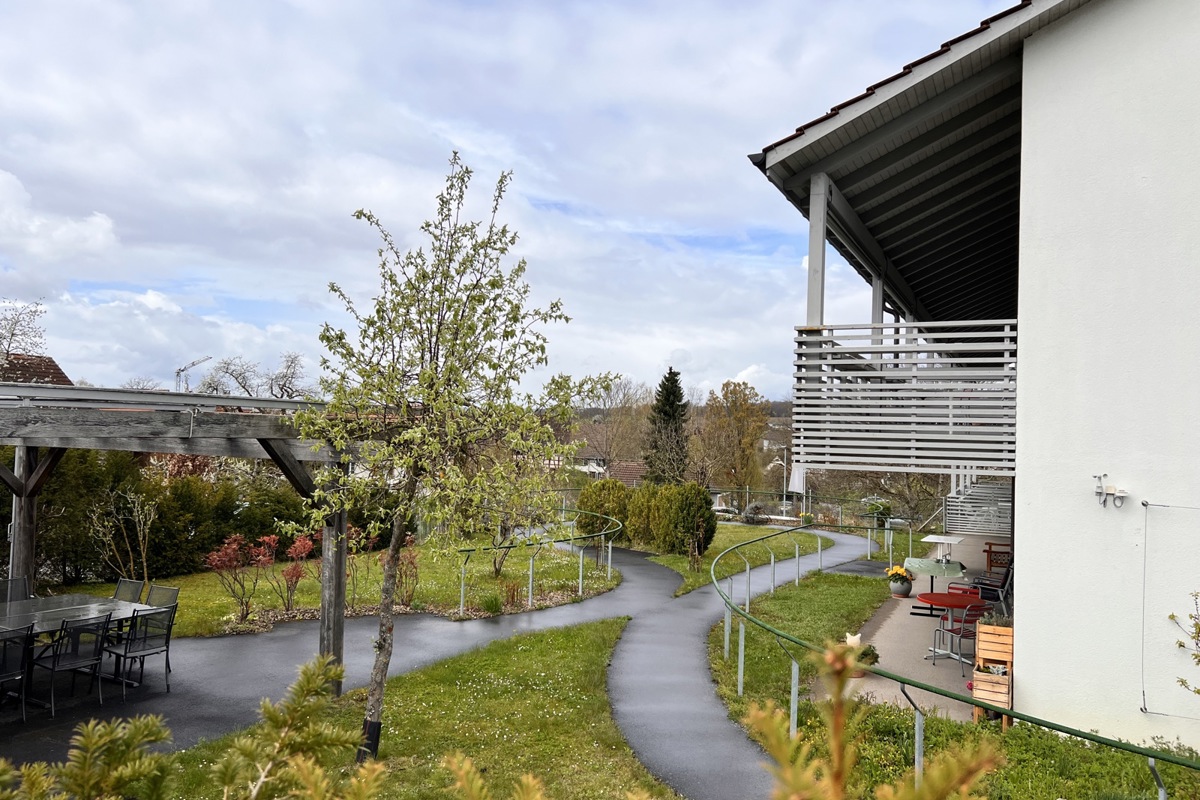 Ein Demenzgarten ist speziell auf die Bedürfnisse von Personen mit Demenz ausgelegt. So führt beispielsweise ein Handlauf durch den gesamten Garten