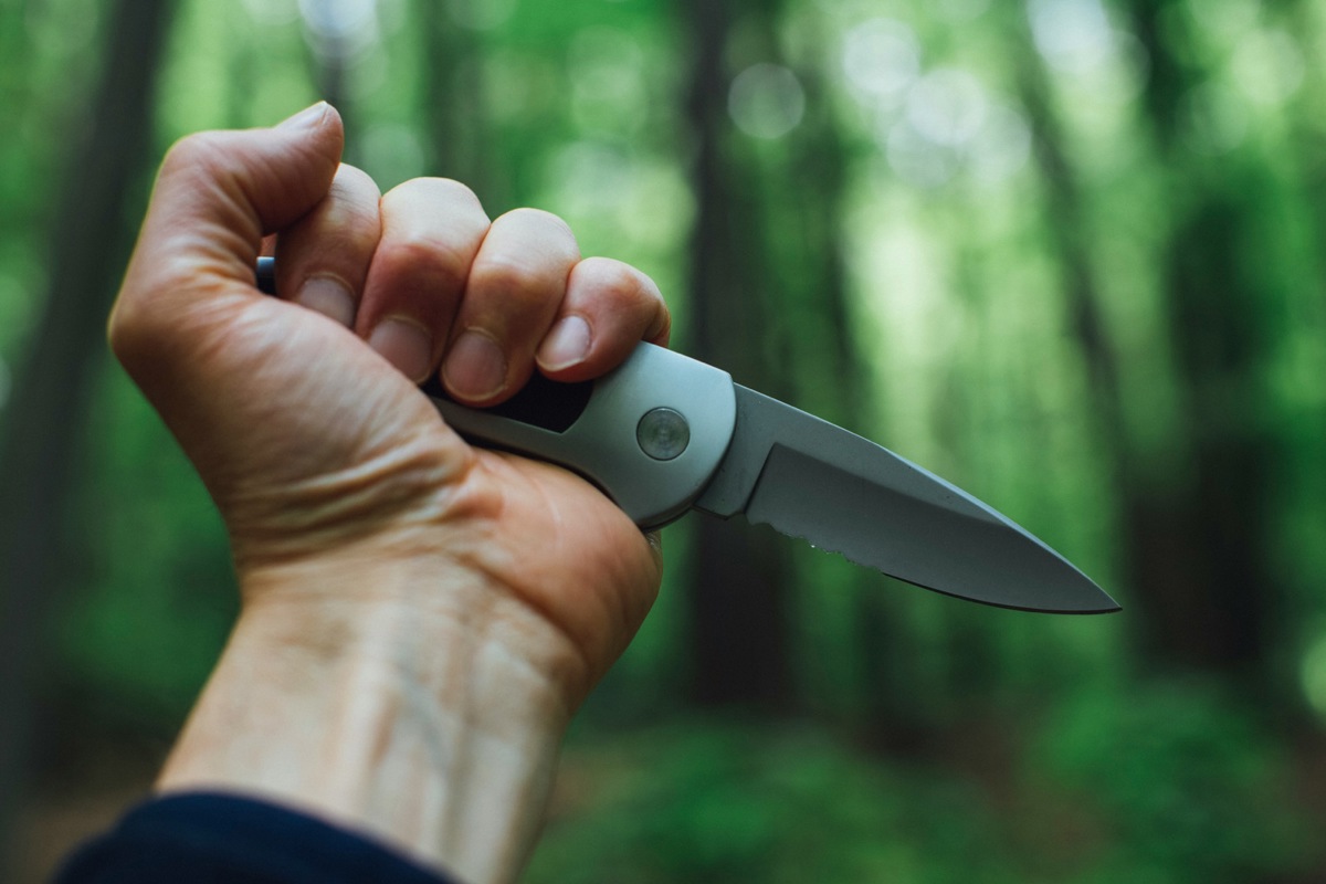 Der Täter griff sein Opfer mit einem Klappmesser und einem Gertel an.