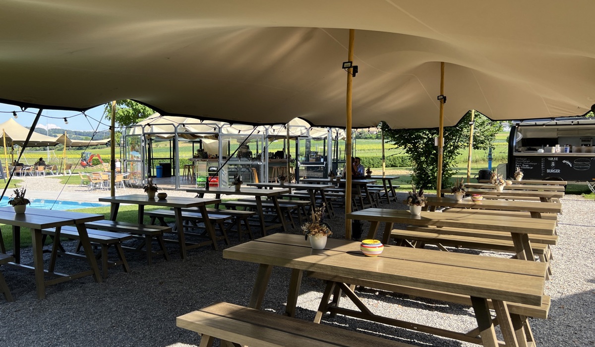 22_ein-grosszuegiger-gastronomiebereich-samt-foodtrucks-und-schirmbar-laedt-zum-verweilen-ein22.jpg 22_ein-grosszuegiger-gastronomiebereich-samt-foodtrucks-und-schirmbar-laedt-zum-verweilen-ein22.jpg