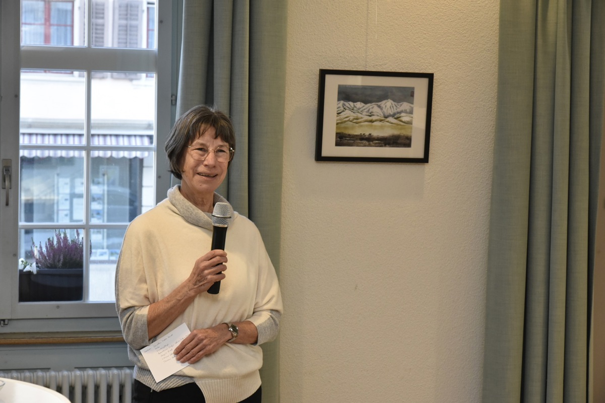 Doris Tempini freut sich, ihre Bilder ein Jahr lang im Andelfinger Kirchgemeindehaus zeigen zu können. Im Hintergrund ist ein mit chinesischer Tusche gemaltes Werk zu sehen.