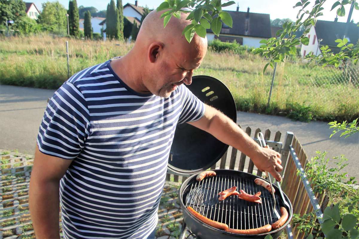 Andreas Fritschi macht den Grilleur – wegen des Feuerverbots auf dem Gasgrill statt auf der Feuerschale.
