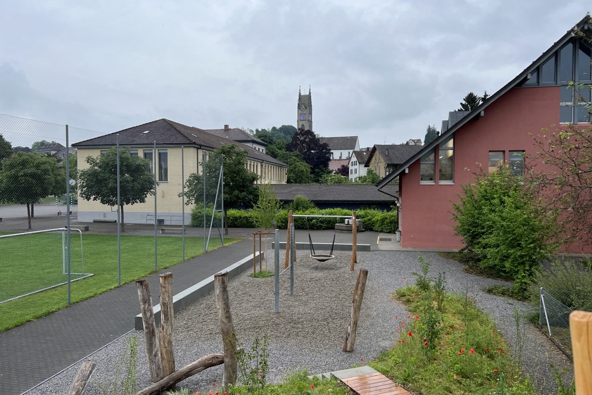 Schulhaus Landstrasse und Turnhalle (l.) sind geschützt. Für den Anbau beim Schulhaus Hofwiesen (r.) sind drei Varianten möglich. Der eingeschossige Bau (Bildmitte) wird ohnehin mit Ausnahme des Untergeschosses zurückgebaut. Darauf könnte der Ersatzbau zu stehen kommen – oder