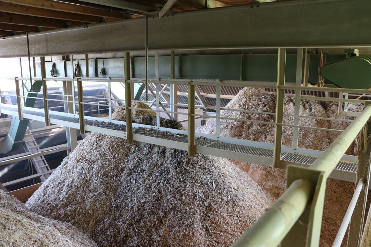 In der Robert Schaub AG gibt es momentan sogar einen Überschuss an Holzschnitzeln. In der Robert Schaub AG gibt es momentan sogar einen Überschuss an Holzschnitzeln.