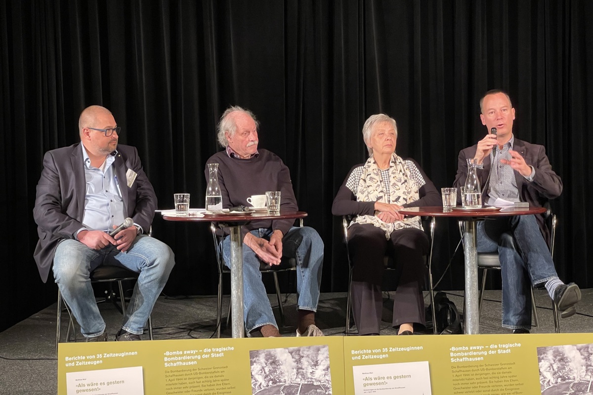 Historiker Matthias Wipf (rechts) gibt Zeitzeugen der Schaffhauser Bombardierung wie Ursula Oertli-Huber und Hans Bader im neuesten Buch eine Stimme. Gestaltet und gedruckt wurde es im Verlag von Thomas Stamm (links).