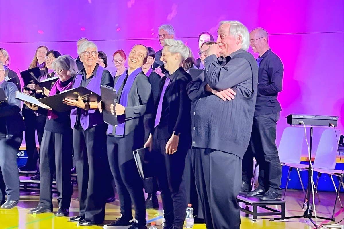 Aufgestellter Chor mit aufgestelltem Dirigenten (vorne) sucht ebensolche Verstärkung.