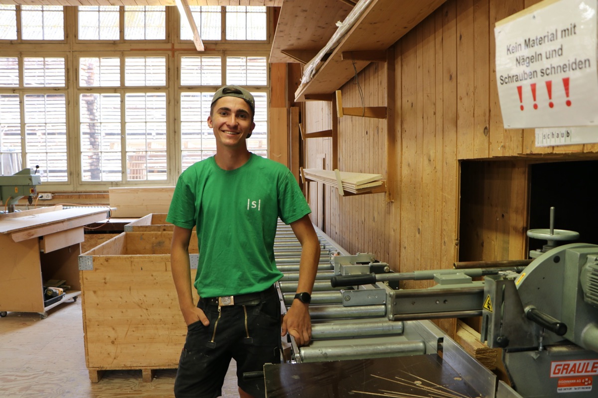 Frisch diplomierter Zimmermann mit Bestnoten: Nils Stäuber in der Werkhalle Frisch diplomierter Zimmermann mit Bestnoten: Nils Stäuber in der Werkhalle