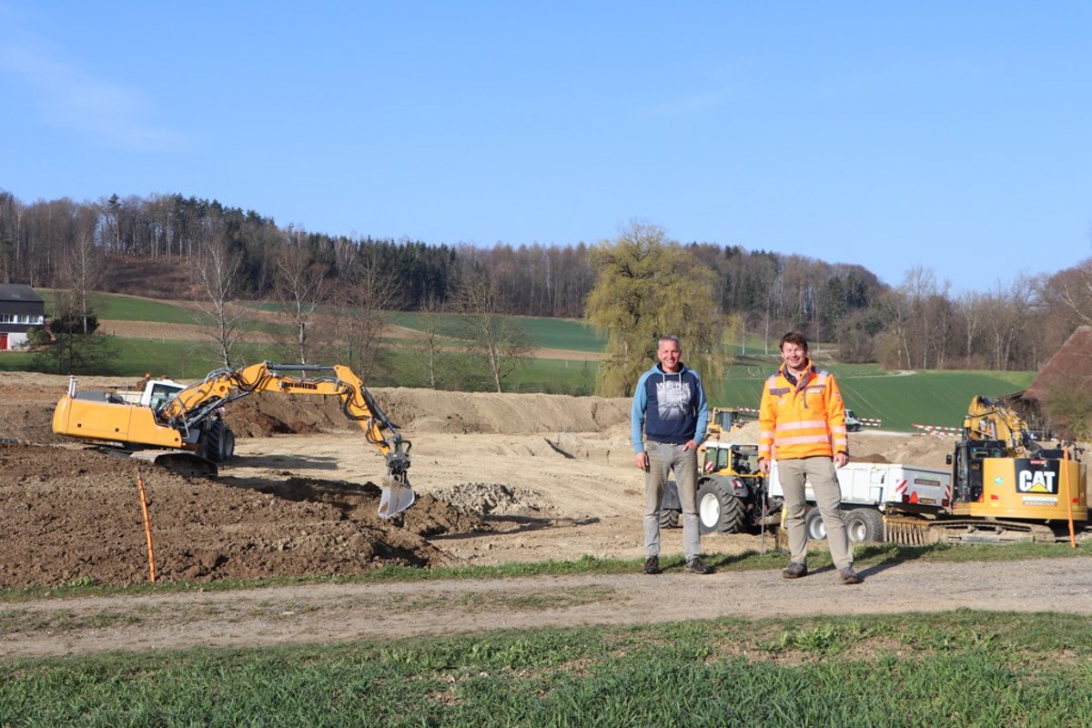 Am Dorfeingang von Dätwil wird der Acker von Landwirt Roland Rütschi (l.) aufgewertet. Für Peter Zurbuchen (r.)