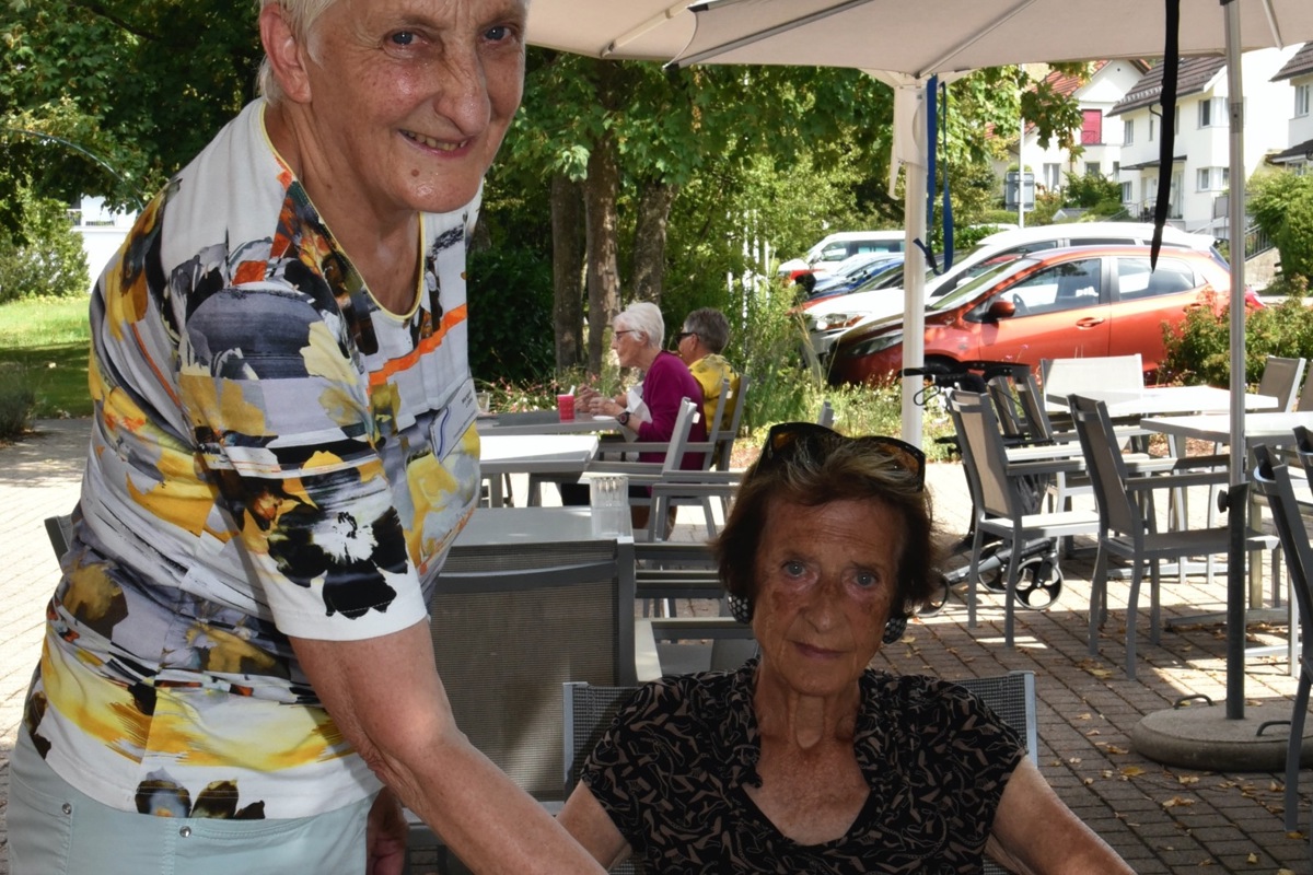 Margrit Lüthi (stehend) serviert nicht nur Kaffee. Sie bringt Leben in den Alltag des Alterswohnheims Flaachtal.