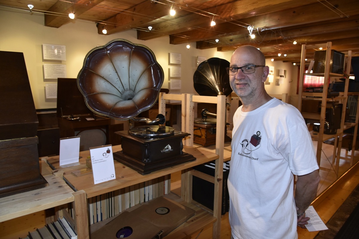 Markus Müller spielt eine Schellackplatte auf einem Emil Berner Grammophon von 1887 ab.