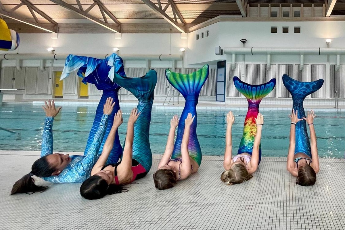 Im Hallen- und Freibad Aquarina können Kinder Sicherheit beim Schwimmen als Meerjungfrau lernen.