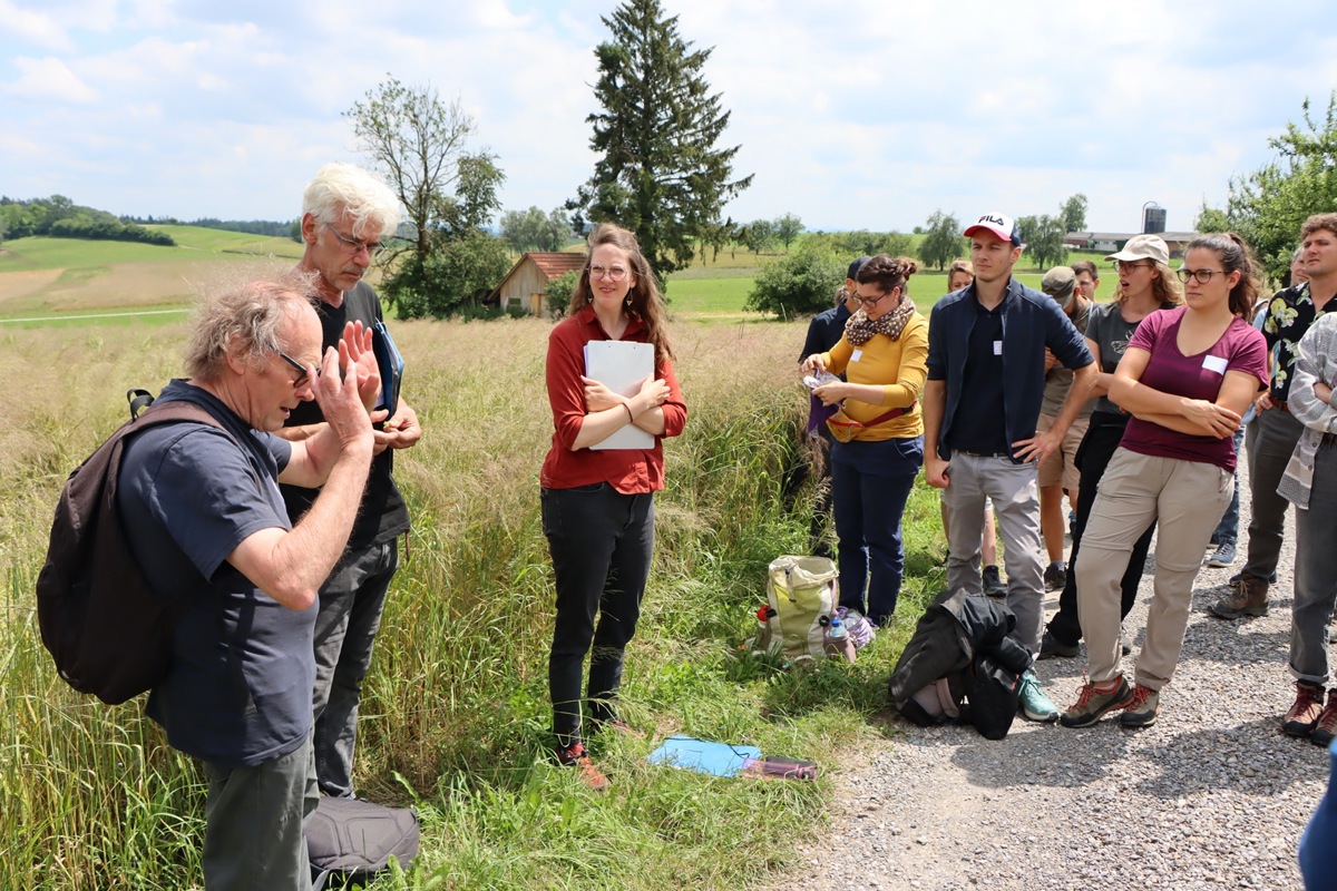 Die Landwirte Noldi Trachsler und Stefan Zäch und die Projektleiterin Jessica Käser hatten mit der auf Biodiversität und Landwirtschaft spezialisierten Gruppe professionelle Gesprächspartner.