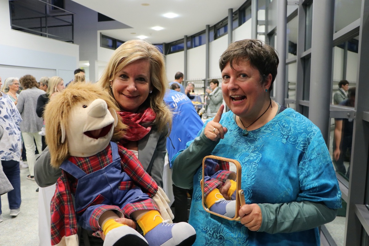 Humor und Handpuppe Paul fliessen in die Arbeit von Vanessa Braun (l.)