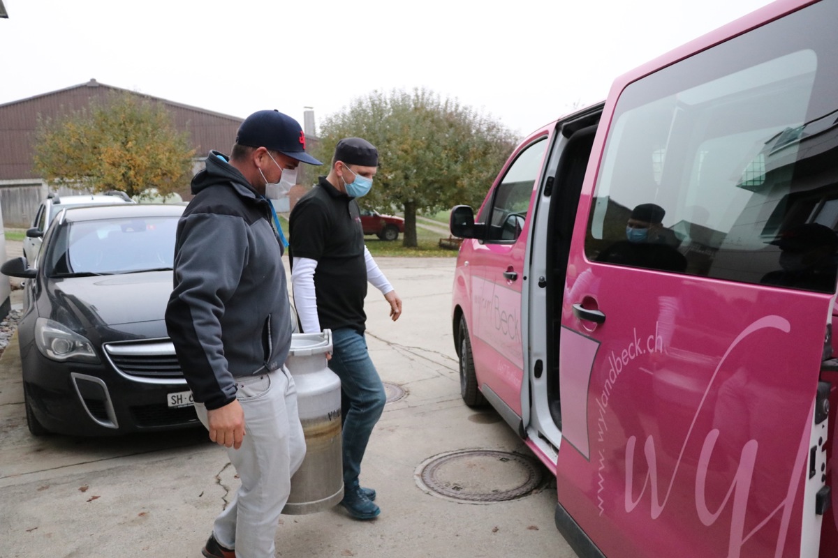 Bäcker Roman Schär (hinten) bediente sich vorübergehend bei Dachdecker Marc Günthardt im Unterdorf Bäcker Roman Schär (hinten) bediente sich vorübergehend bei Dachdecker Marc Günthardt im Unterdorf