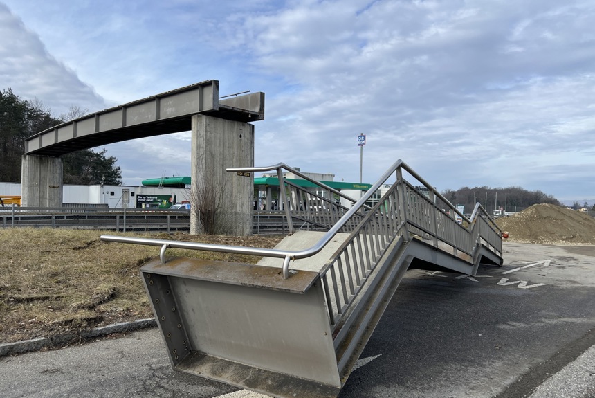 3001 3 Adlikon A4 Fussgaengerueberfuehrung Spa8