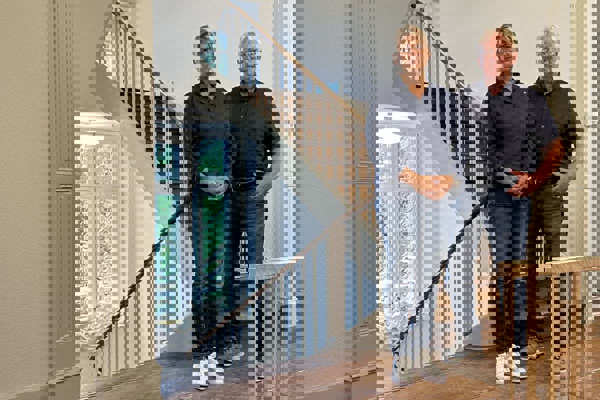 Gabriela Stössel und Andreas Bätscher im grosszügigen Treppenhaus der alten Villa.