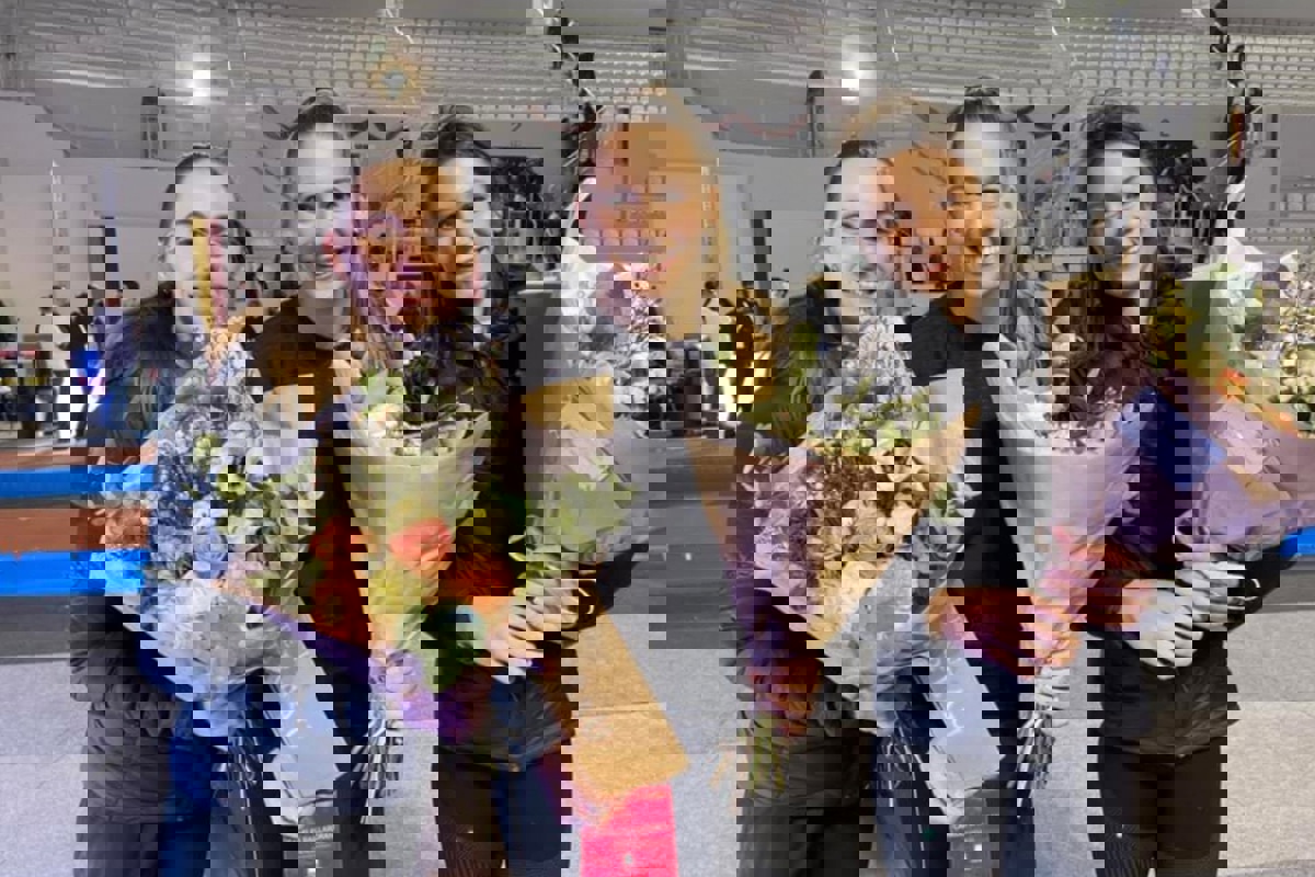 Siegerin Angelica Moser (Mitte) aus Andelfingen strahlt mit den zweitplatzierten Französinnen Ninon Chapelle (links) und Elina Giallurachis um die Wette.