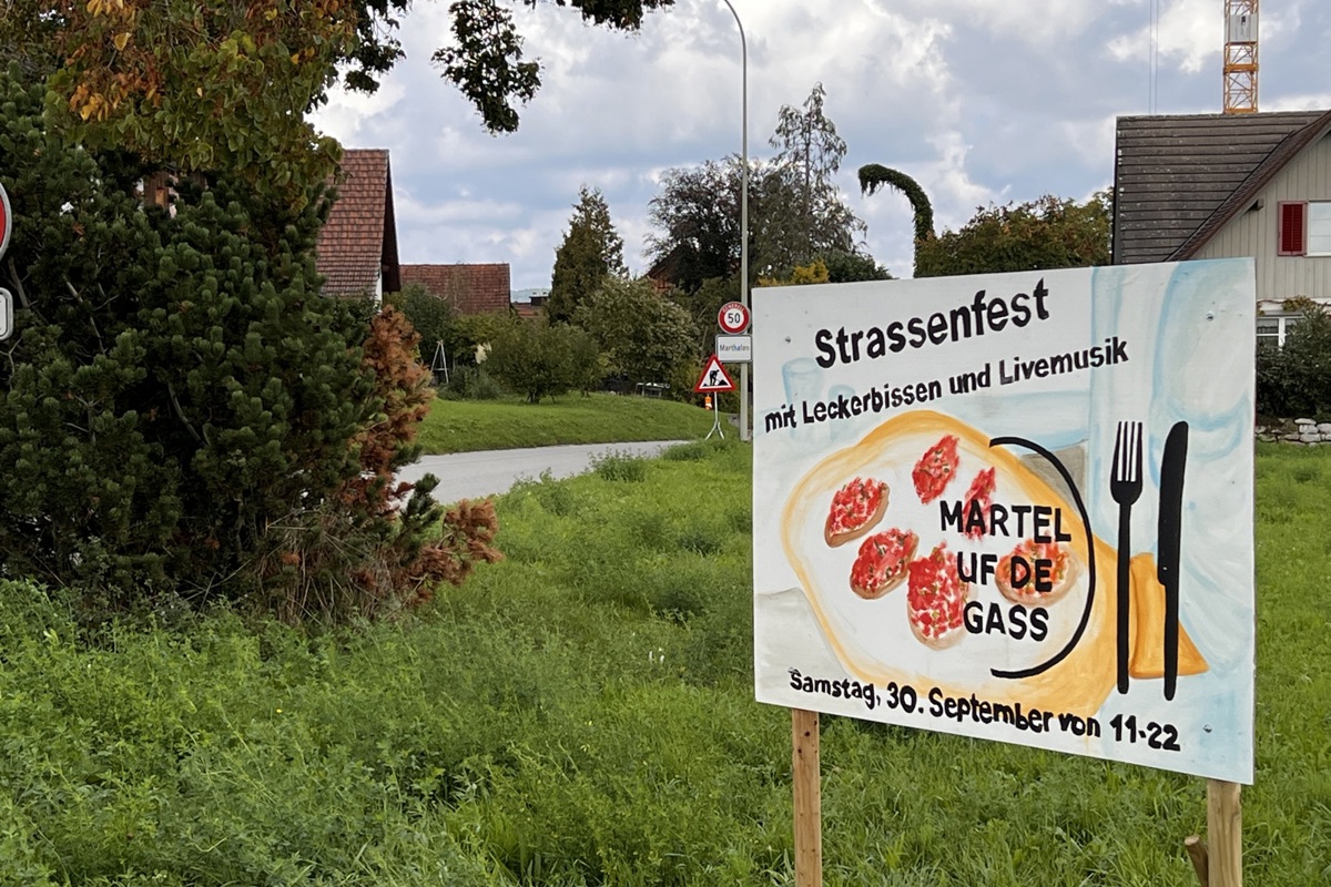 Eingangs Marthalen von Alten her wirbt der Verein Dorfläbe für sein Strassenfest.
