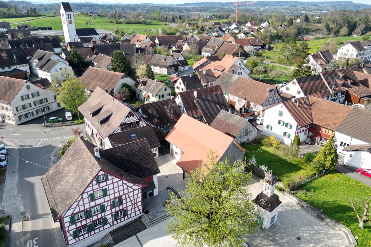 Ein Bild von April 2024: Das Dach der Küblerscheune neben dem Ossinger Gemeindehaus erstrahlt im Sonnenlicht und wäre für Solarzellen geeignet. Ob das auf dem geschützten Gebäude möglich ist, muss der Bund entscheiden.