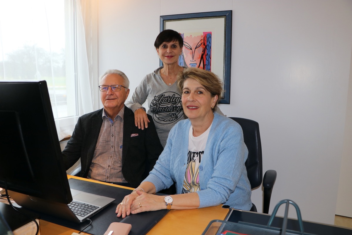 Geschäftsleiter Fritz Wittwer und Assistentin Evelyne Büchi (sitzend)