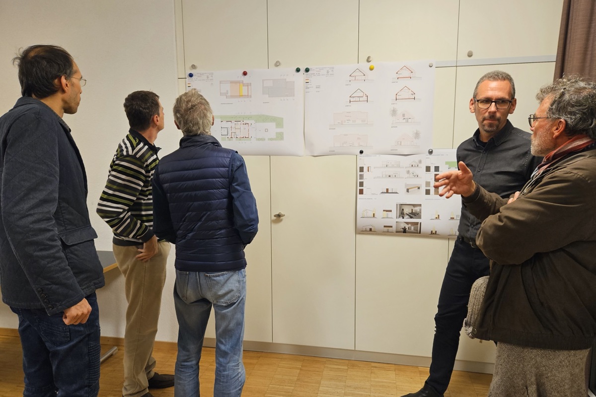Im Anschluss an die Infoveranstaltung beantwortete Architekt Javier Horrach (2. v. r.) die Fragen der Anwesenden. Diese konnten einen ersten Blick auf die Pläne des renovierten Friedhofsgebäudes werfen. Unter anderem soll der Abdankungsraum heller und konfessionsunabhängig gestaltet werden sowie nur noch ein Katafalk statt drei bereitstehen.