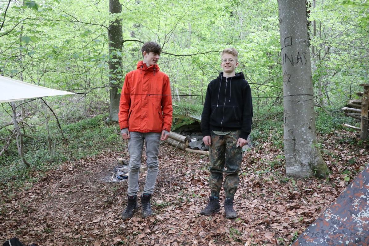 Zwei Männlein stehen im Walde: Linas Brodbeck und Lorenz Grossmann in ihrem Camp im Grünen