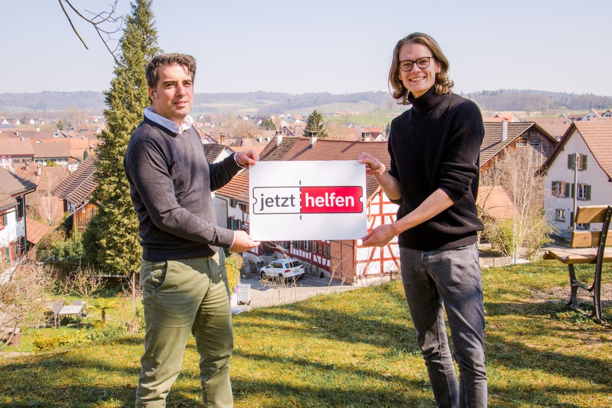 Thomas Hausheer (l.) und Nils Hugo Edelmann auf dem Marthaler Lindenhof. Ihre Plattform jetzt-helfen.ch verbreitet sich weit über das Weinland hinaus.