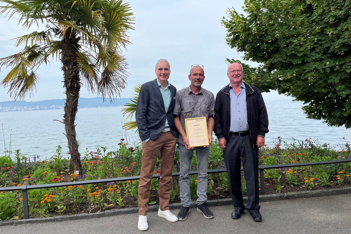 Vor ziemlich genau einem Jahr nahmen Patrick Waespi, Lukas Roggensinger und Ueli Frauenfelder (von links) auf der Insel Mainau die Auszeichnung für den Schlosspark als wertvolle Anlage entgegen. 