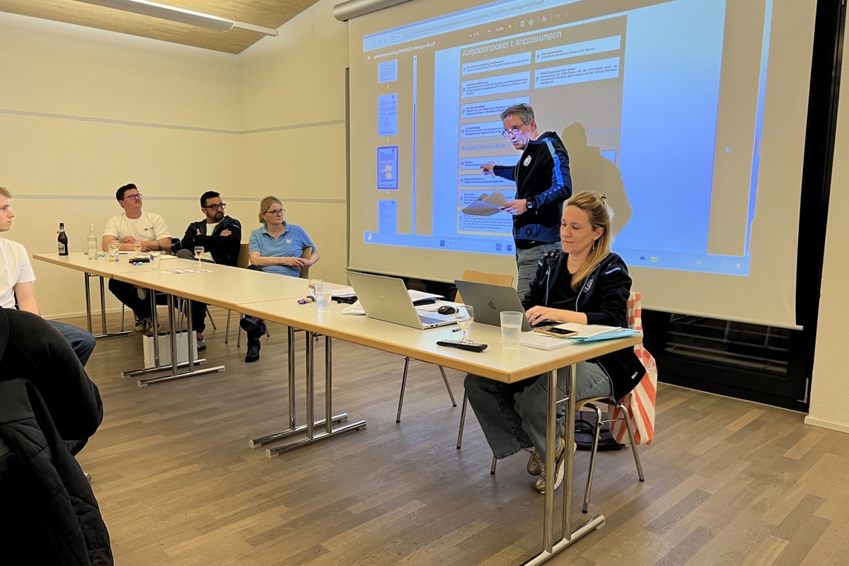 Vereinspräsident Oliver Diethelm (stehend) führte durch die Versammlung.