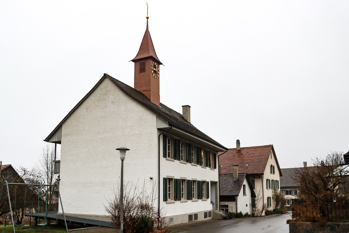 Das alte Schulhäuschen in Humlikon gehört der Primarschule Andelfingen. Es wird von der HPS für zwei Klassen mit älteren Jugendlichen genutzt und soll 2027 verkauft werden. Das alte Schulhäuschen in Humlikon gehört der Primarschule Andelfingen. Es wird von der HPS für zwei Klassen mit älteren Jugendlichen genutzt und soll 2027 verkauft werden.