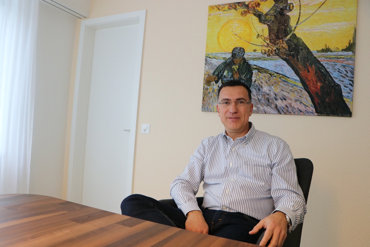 Marco Anders vor Van Goghs Bild «Der Sämann». Der Seelsorger leitet die Katholische Kirche Weinland gemeinsam mit Pfarrer Stephan Kristan. Marco Anders vor Van Goghs Bild «Der Sämann». Der Seelsorger leitet die Katholische Kirche Weinland gemeinsam mit Pfarrer Stephan Kristan.