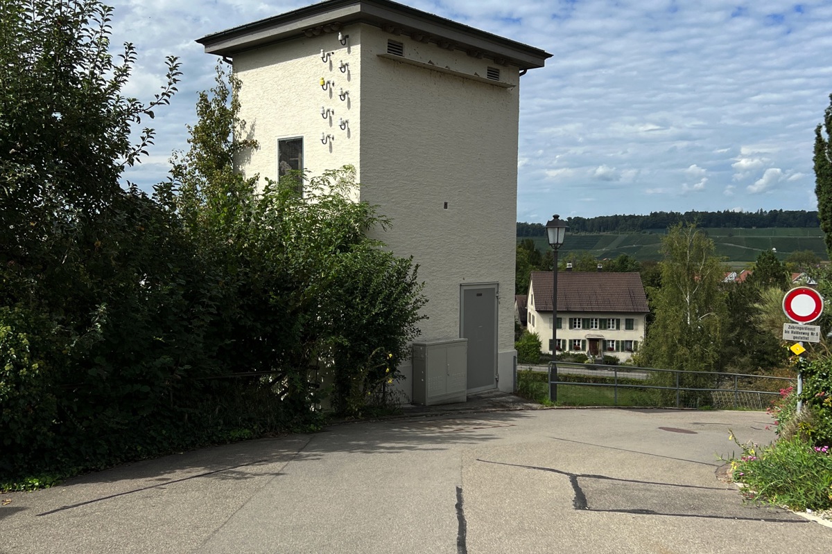 Andelfingen hat ein eigenes Elektrizitätswerk (im Bild das Trafohäuschen am Haldenweg) und den günstigsten Stromtarif im Weinland.