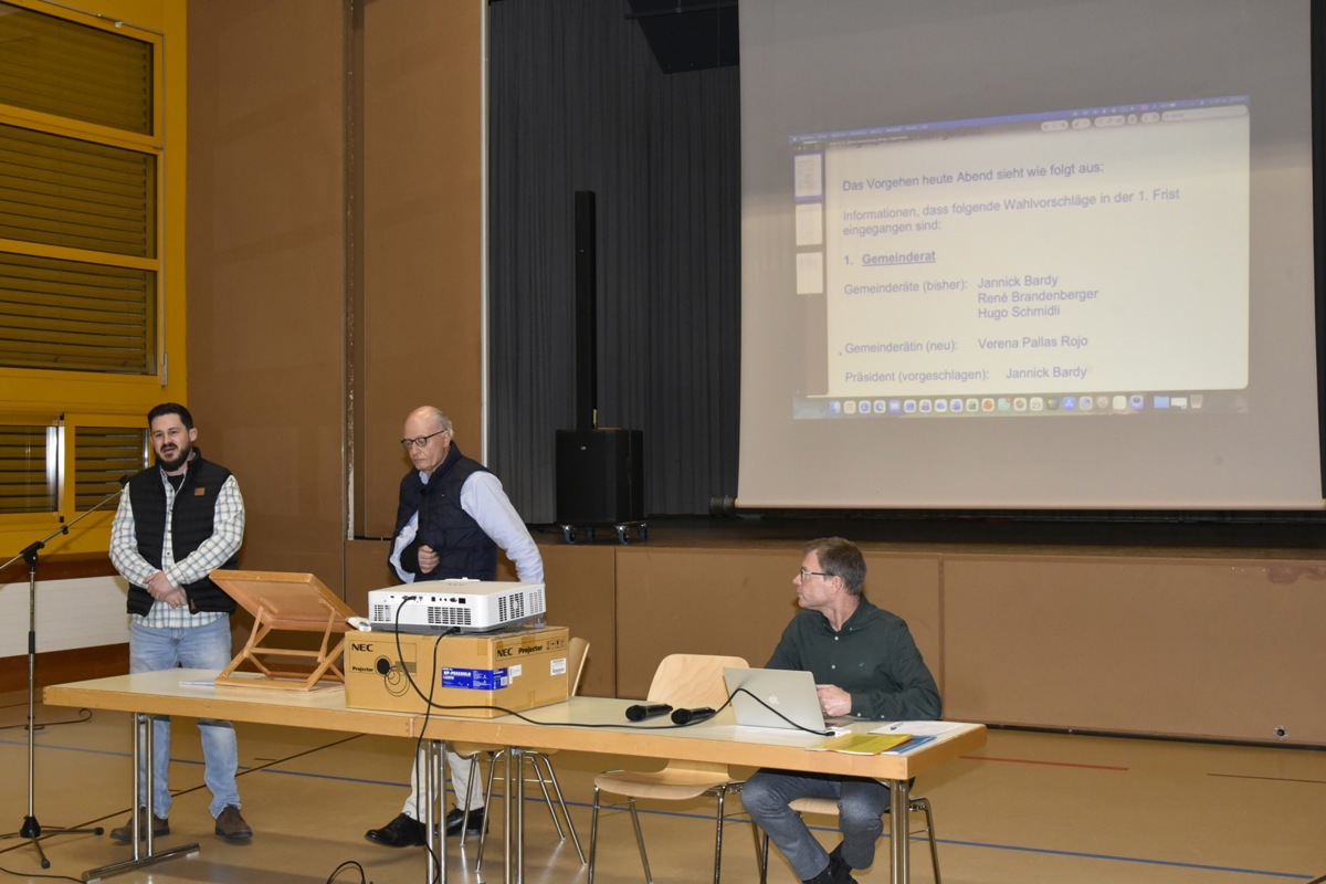Der bisherige Gemeinderat Jannick Bardy (links) kandidiert in Dorf neu für das Amt des Präsidenten. Tagespräsident der Wählerversammlung war Hugo Bretscher, protokolliert wurde alles von Gemeindeschreiber Harry Sprecher.