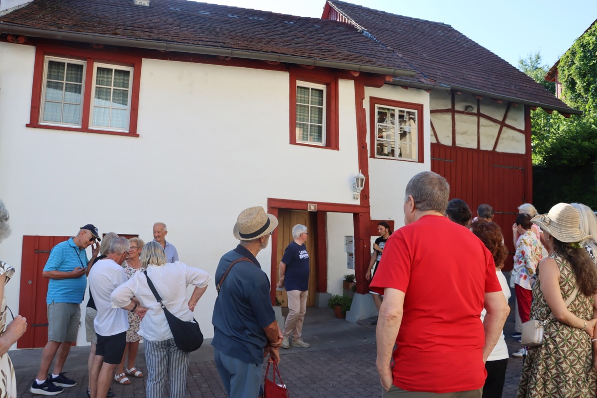 Eduard Gasser (Mitte) erzählt vom Gesellenhaus aus dem Jahr 1443.