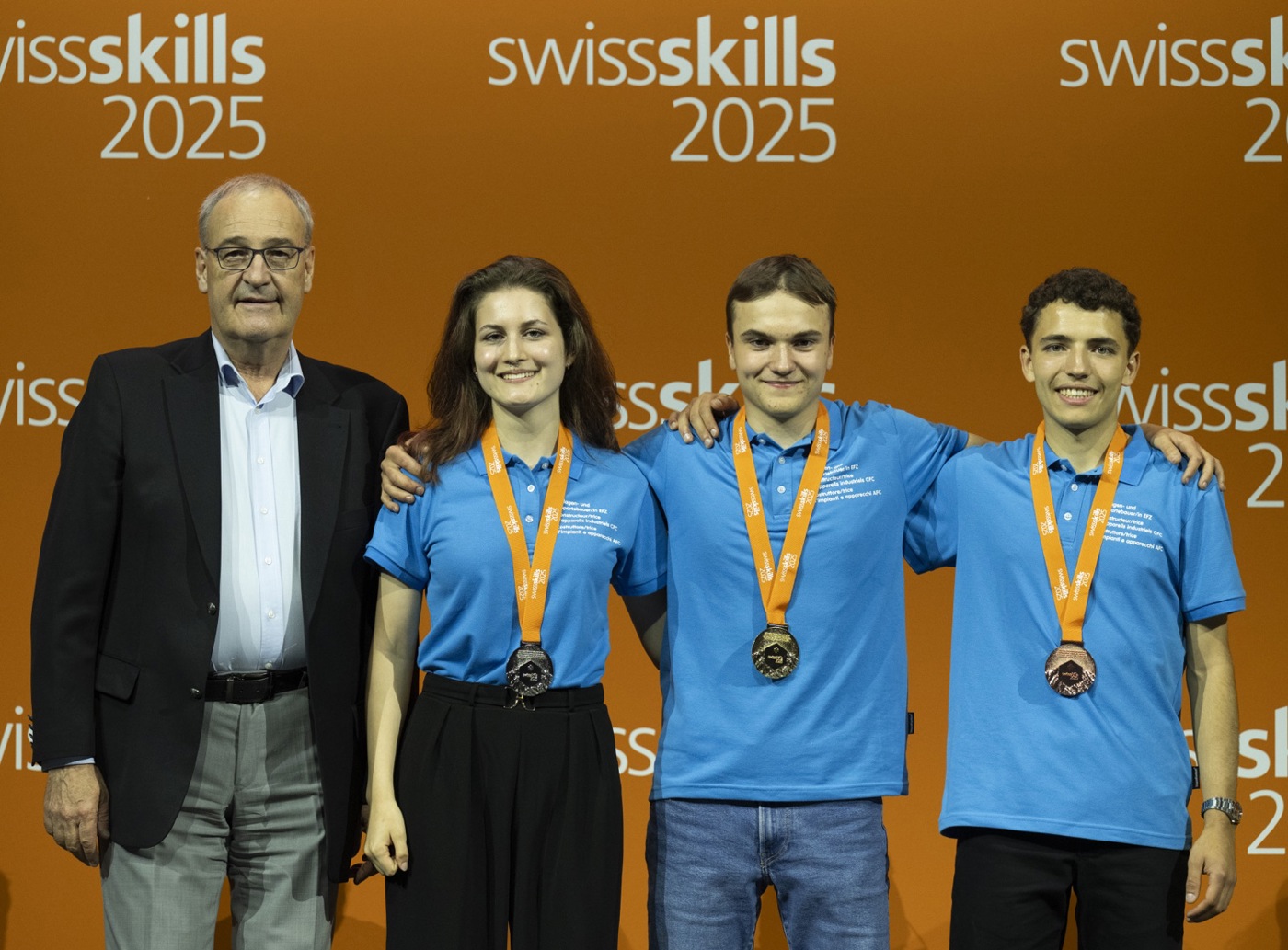Gratulation Von Bundesrat Guy Parmelin An Daria Wehrli (Silber), Niko Wiesendanger (Gold) Und Lukas Fritsche (Bronze) Für Ihren Erfolg In Der Kategorie Anlagen Und Apparatebauer1 Gratulation Von Bundesrat Guy Parmelin An Daria Wehrli (Silber), Niko Wiesendanger (Gold) Und Lukas Fritsche (Bronze) Für Ihren Erfolg In Der Kategorie Anlagen Und Apparatebauer1