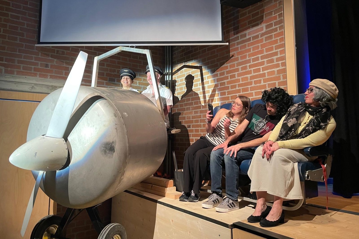 Das Sketchteam kam gleich mit einem Flugzeug in die Turnhalle.