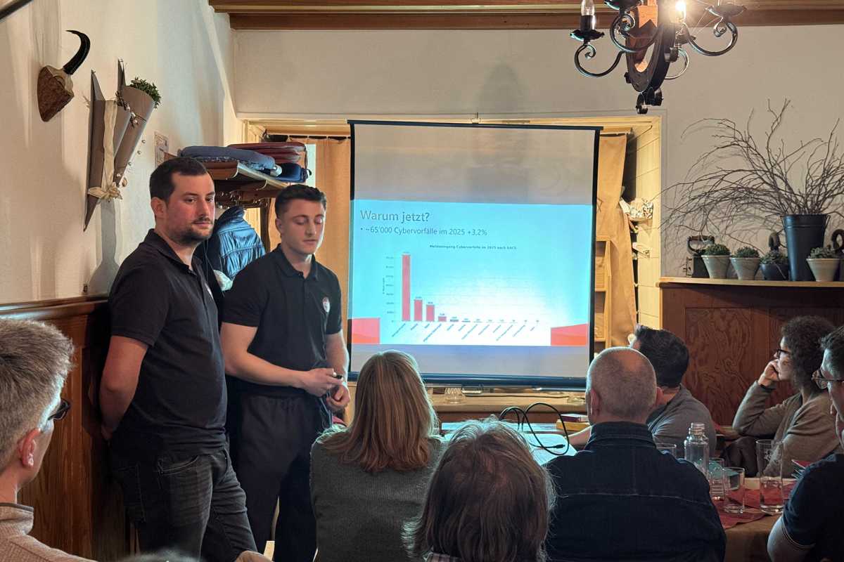 Joel Simmler (links) und Livio Bortolin erklärten, was Firmen zum Schutz vor Cyberangriffen im Internet tun können.