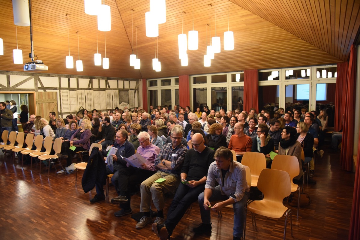 152 Stimmberechtigte und 5 Gäste füllten den Singsaal im Oberstufenschulhaus. Den Standortentscheid der Schulbehörde stellen die meisten infrage.