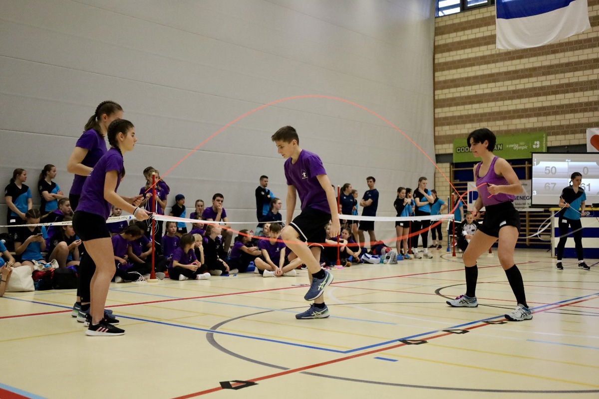 Im Double Dutch kommen zwei Seile zum Einsatz. Eine Person ist in der Mitte als Springer aktiv, während zwei Teammitglieder die Seile schwingen. Jeweils nach 45 Sekunden werden die Positionen gewechselt.