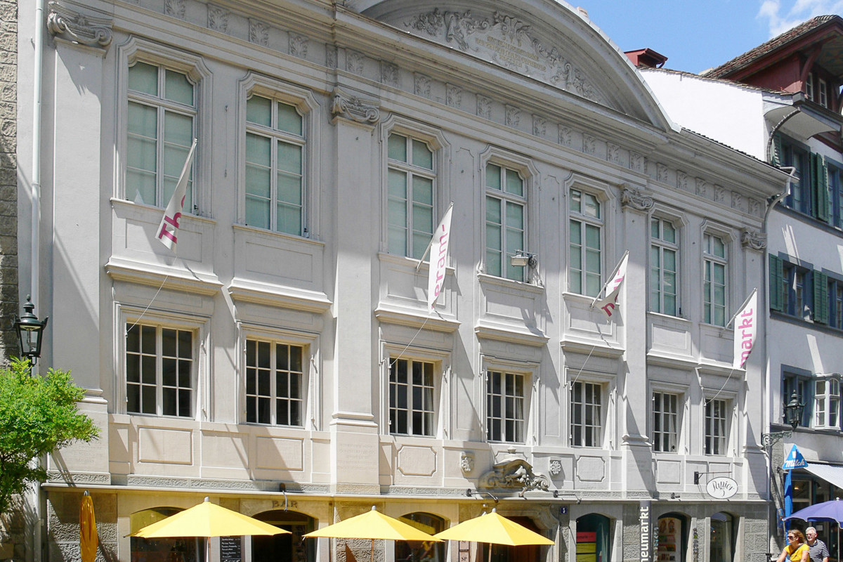 In diesem 1742 für die Schuhmacherzunft umgebauten Haus am Zürcher Neumarkt 5 (heute Theater am Neumarkt) lebten die Eltern Grebels. Auf einer Gedenktafel steht: «In diesem Haus wohnte 1508–1514 und 1520–1525 Konrad Grebel, der zusammen mit Felix Manz das Täufertum begründete.»
